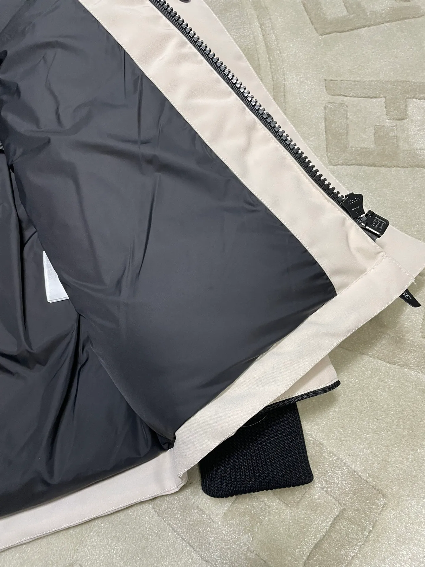 P800 forester men's new model black 24 models Canada Goose (Canada Goose) Men's model xs-xxl The highest version on the market! 🔥 Recommendation of single product for autumn and winter hard goods # Produced by OEM canada goose # The Canadian brand canada goose has always been recognized as the warmest down jacket, and its existence can often be seen in the winter street photos of various celebrities. I make Canada Goose every year, but I still can’t get rid of my love for it. No matter how cold the weather is, there’s no need to be afraid! Because this year, as always, we will provide you with ruthless goods and prepare large quantities of goods. I believe that the market has become a bit chaotic, but we are not afraid. Only good things are competitive, not comparing prices! No one is stupid enough to quote a high price and send old customers away! Look at price in the short term and quality in the long term! If you care about quality, please respect its price! If what you want is cheap, please don't expect good quality! You get what you pay for, this is the rule of the market! We really value quality. It is only worn by the one who understands you! Filling content: 90 international standard duck down! I won’t say much more, everyone sells their own goods! Regarding the down content, you can feel it with your hands. There is nothing wrong with good down. Another customer said that the clothes are very light, but the ones on the market are very heavy. For us insiders, adding some filament to the clothes will make them look bulging and heavy. But we won't do that! 🔥Pure original fidelity! 🔥Everyone who has been cooperating with us in the past few years knows that the large-scale wholesale market products are incomparable to us. You are welcome to visit the brick cabinet and then come to my home to buy! It is the legendary warmest down jacket. A goose and a single layer of clothing can withstand minus 20 degrees Celsius! Known as a must-have for Arctic outdoor sports! The most popular down jacket in the world, celebrities are rushing to buy it, it is a must-have!